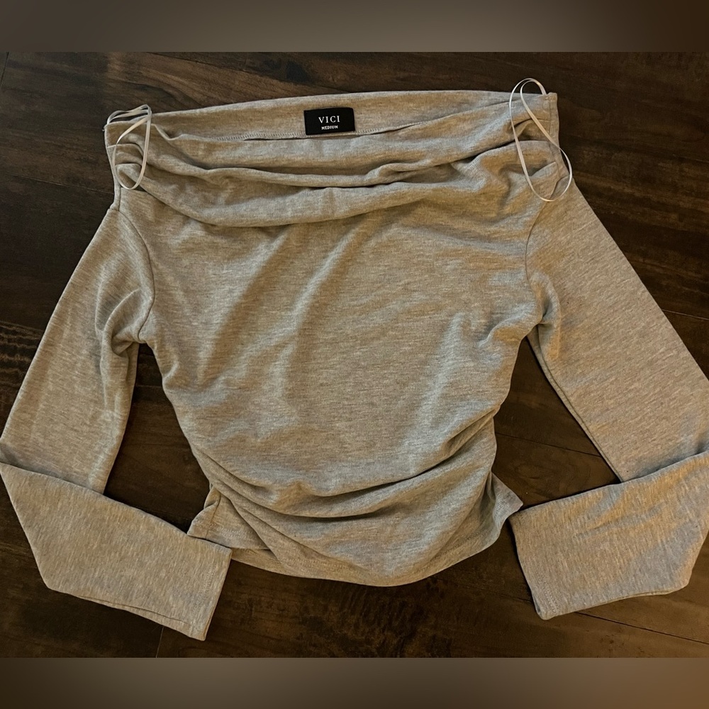 NWOT Vici Heather Gray off shoulder sweater size M